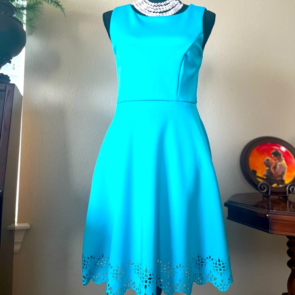 Cynthia Rowley dress. Gorgeous crochet pattern on edges. Size 4. Knee length.